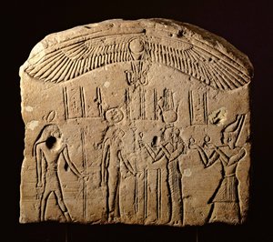 Estela de bajorrelieve con una escena de ofrenda, un faraón con la diosa Sekhmet y el dios Heka, c.200-100 a.C.